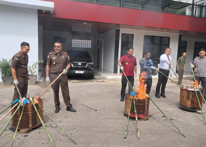 Kejari Lebak Musnahkan Barang Bukti Hasil Kejahatan 