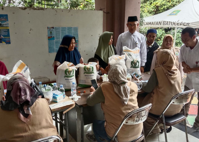 Warga Batuceper Senang Dapat Beras 20 Kilogram 