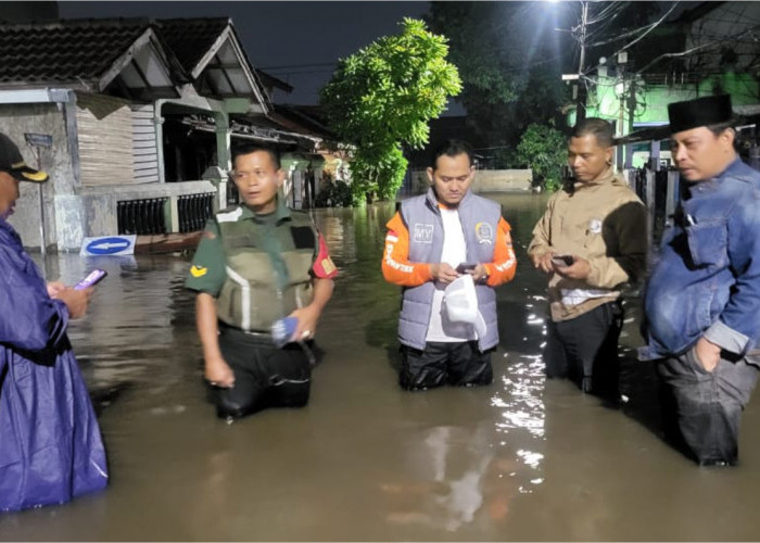 Wakil Ketua DPRD Tangsel M. Yusuf Serahkan Bantuan Langsung ke Korban Banjir Pondok Aren 