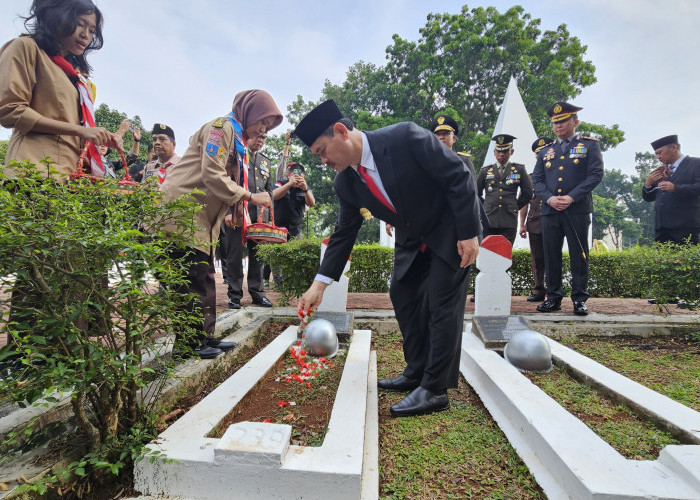 Hari Pahlawan, Tabrani Tabur Bunga di TMP Seribu