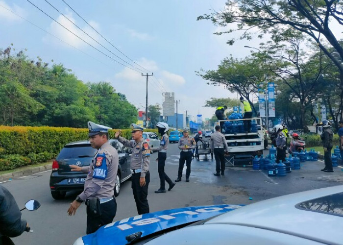 Hindari Mobil, Truk Bermuatan Galon Air Terguling