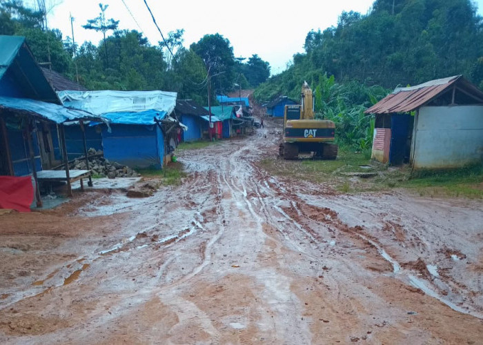 Kisah Pilu Korban Banjir Bandang Lebakgedong Yang Terabaikan, Enam Tahun Hidup di Gubuk Terpal Usang 