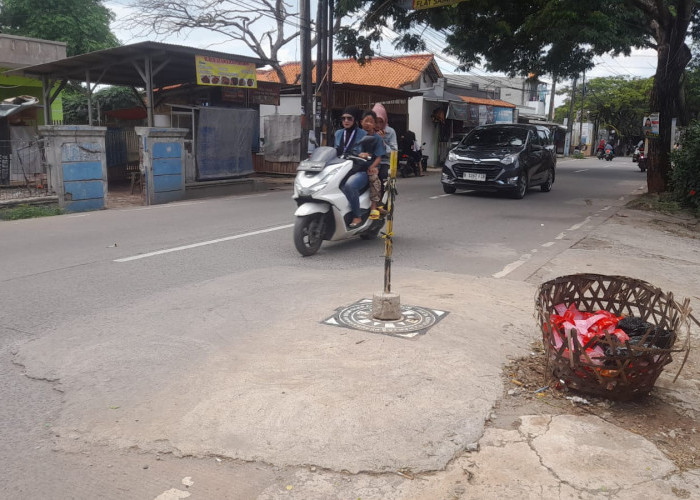 Gundukan Penutup Pipa Air Bahayakan Pesepeda Motor di Jalan Raya Tanjakan-Mauk