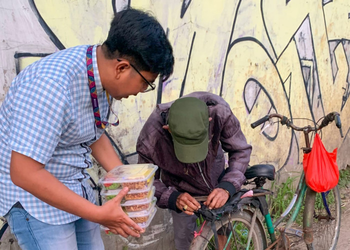 Karang Taruna Kecamatan Kosambi Konsisten Bagikan Nasi Kotak untuk Pengguna Jalan dan Santri