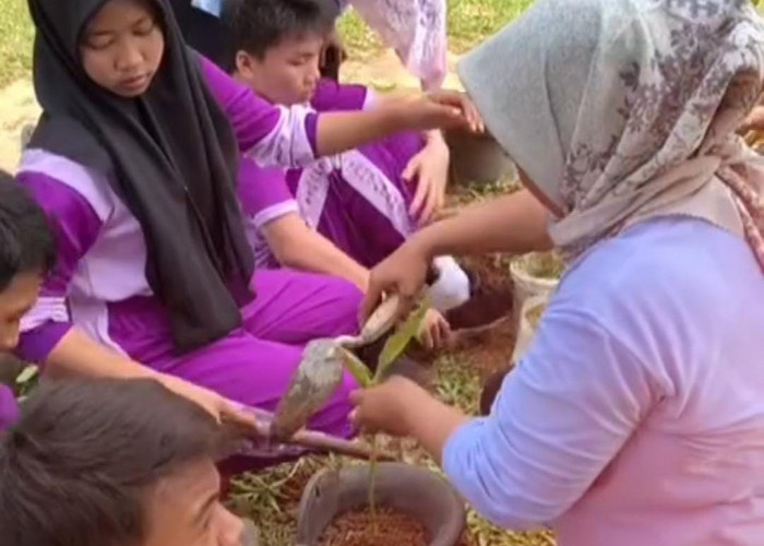 Siswa SMPN 5 Tigaraksa Buat Media Tanam Sederhana 