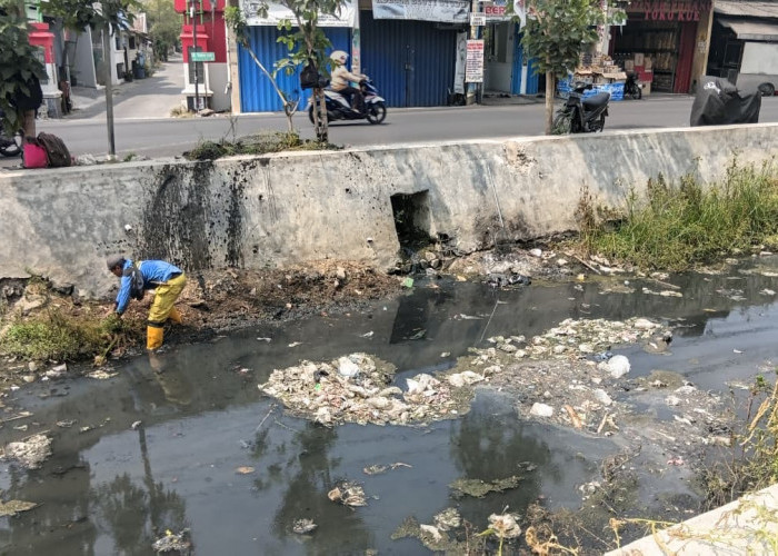 Kali Sipon Dipenuhi Sampah, DPUPR Mulai Lakukan Pembersihan