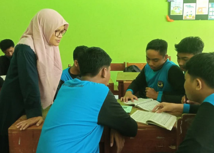 SMPN 1 Sukadiri Biasakan Mengaji Sebelum Belajar 