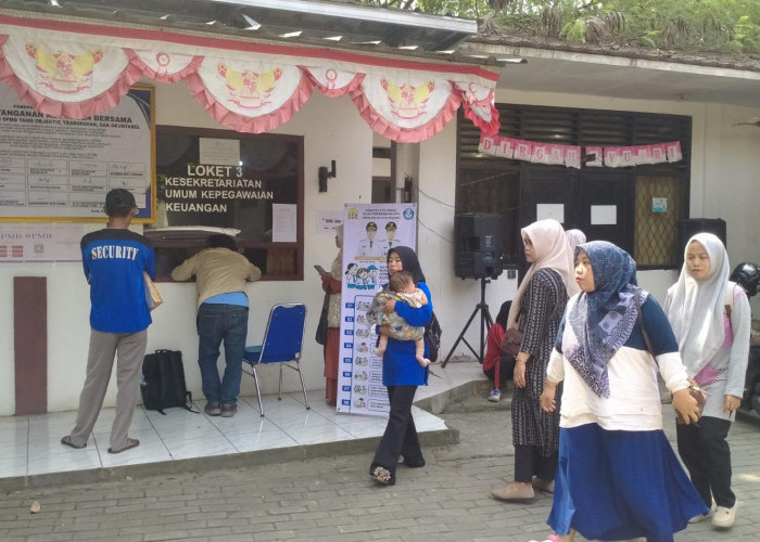 Orang Tua Siswa Serbu Posko SPMB