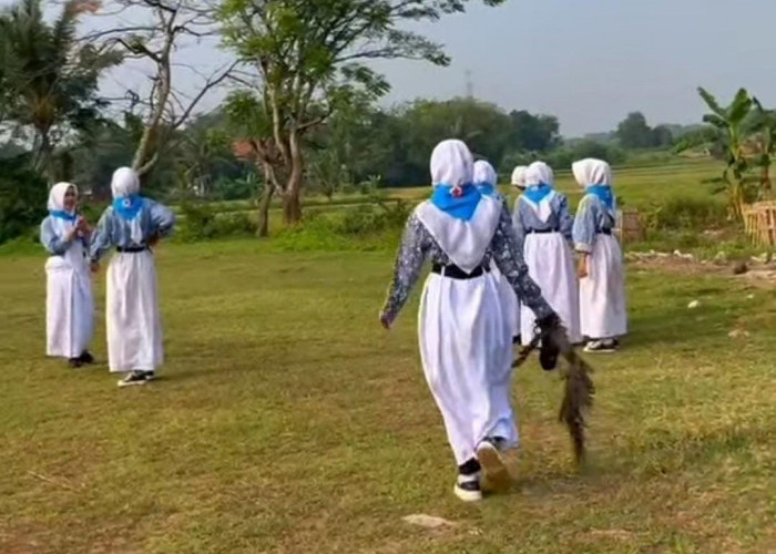 SMPN 3 Sukamulya Anggota PMR Peduli Kebersihan Sekolah