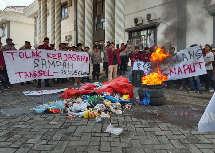 Pendemo Tumpahkan Sampah di Kantor Bupati dan DPRD, Tuntut Pembatalan Kerjasama Sampah dengan Tangsel