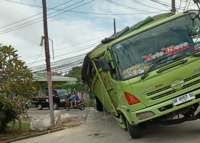 Diduga Ditutup Asal-asalan, Truk Terperosok di Bekas Galian Pipa Air