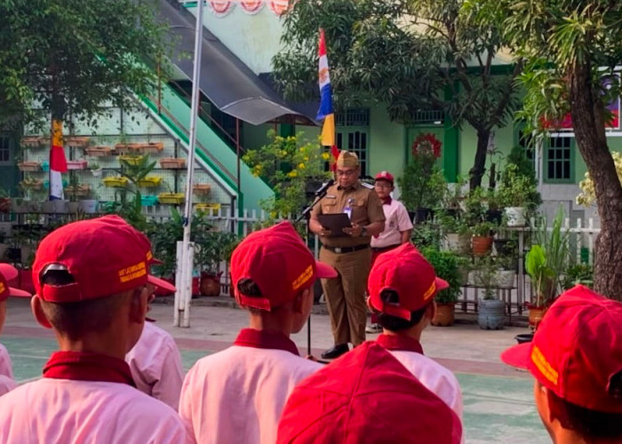 Jadi Pembina Upacara di Latanza Cendikia, Camat Pasar Kemis Beri Pembekalan Penting untuk Siswa