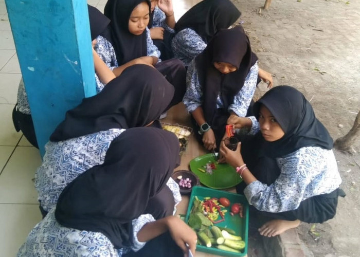 Siswa SMPN 1 Sukamulya Praktik Tata Boga