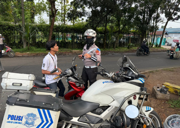 Gunakan HP Saat Berkendara, Belasan Orang Ditilang