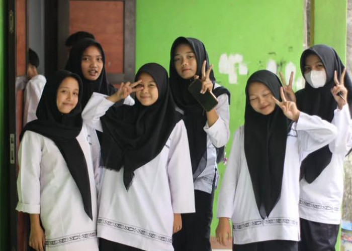SMPN 4 Pasar Kemis: Dilarang Pakai Make Up Berlebihan