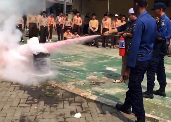 Ribuan Pelajar Datangi Damkar