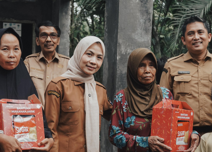 Zakiyah Salurkan Bantuan, Puluhan Rumah Diterjang Puting Beliung