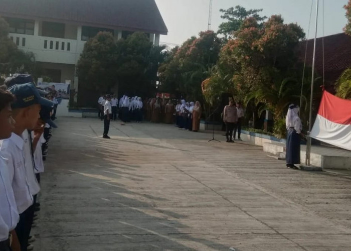 Kanit Binmas Pimpin Upacara di SMPN 3 Pakuhaji