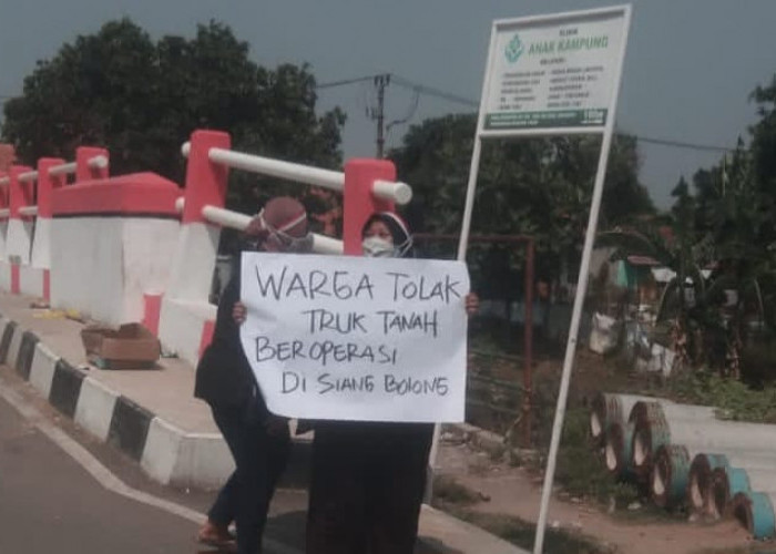 Warga Desa Pekayon Tolak Truk Tanah Beroperasi Siang Hari