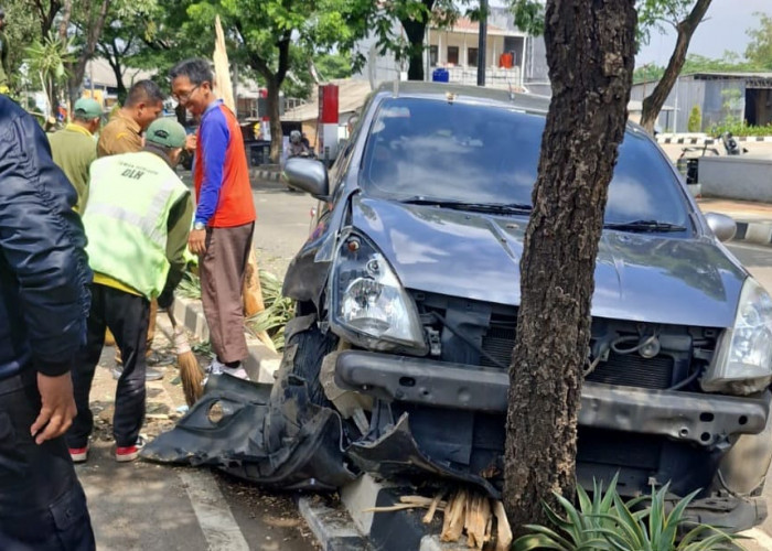 Diduga Pengemudi Mengantuk Mobil Nissan Gand Livina Tabrak Pohon di Jalan Raya Ciater Serpong