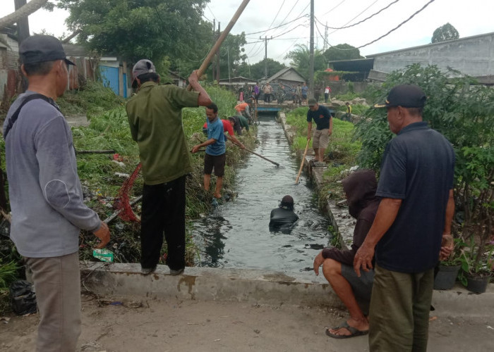 Jalan Kabupaten Langganan Banjir, Kades Gaga Hanya Bisa Bersihkan Saluran Air