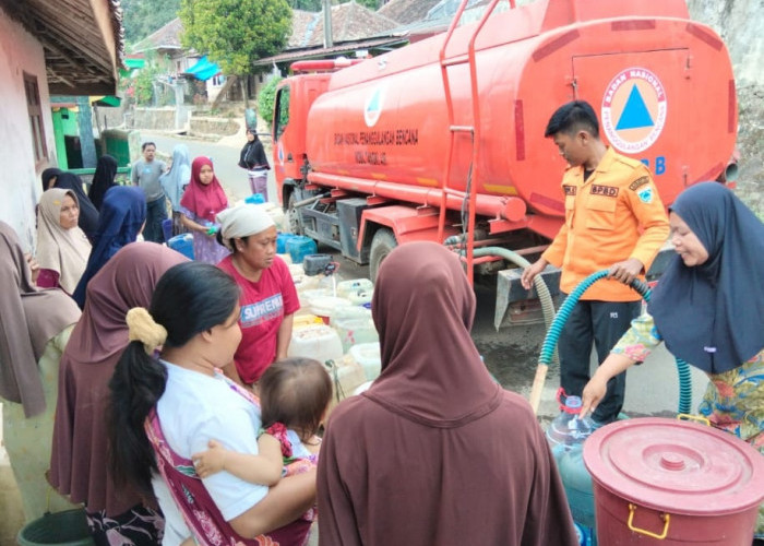 Atasi Dampak Kemarau Panjang, BPBD Provinsi Banten Salurkan 158 Ribu Liter Air Bersih 