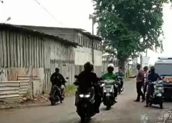  Banyak Pengendara Sepeda Motor Terjatuh karena Ceceran Tanah