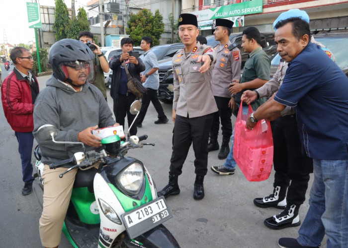 PLT Ketua PWI Cilegon Dampingi Kapolres Bagikan Takjil ke Warga Cilegon