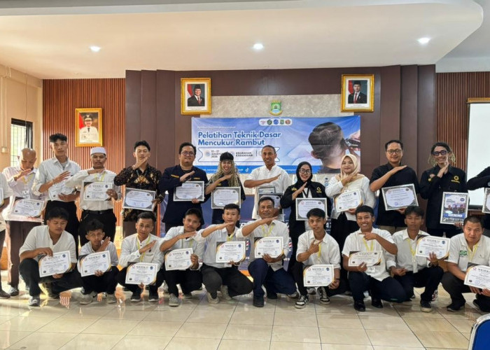 Warga Karangsari Dilatih Teknik Mencukur Rambut 