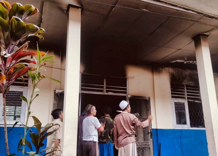 45 Unit Chromebook Hangus Terbakar, Di SMPN 5 Maja Rugi Ratusan Juta