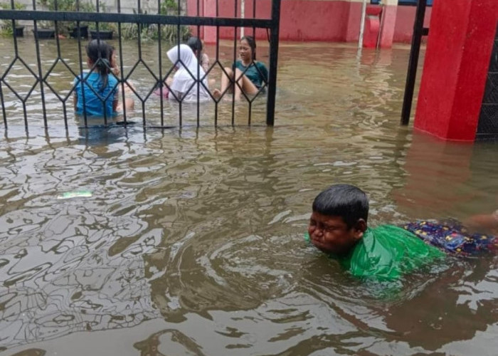 SDN Dadap II Diterjang Banjir Rob, KBM Tetap Berjalan