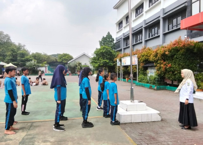 Melihat Siswa SDN Sukasari 5 dalam Mempersiapkan Upacara Bendera