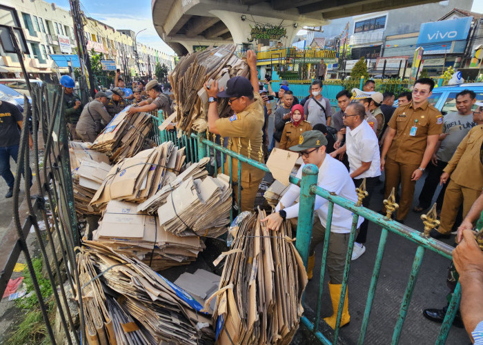 Pilar Pimpin Penertiban Kawasan Pasar Ciputat, Trotoar Jadi Tempat Kardus