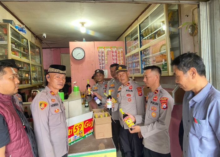 Polisi Sita Puluhan Botol Miras dari Warung Jamu