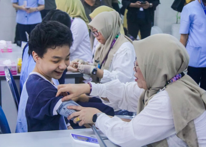 Ratusan Siswa Ikut Tes Kesehatan Kemenkes, Gula Darah hingga Telinga dan Mata Siswa SMP Penabur Diperiksa