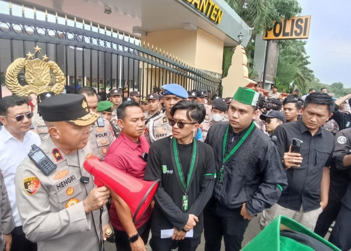 Massa Tuntut Polisi Tidak Represif