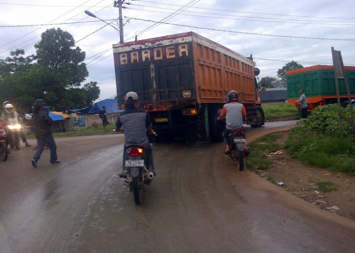 Bupati Hasbi Keluarkan Surat Edaran, Operasional Truk Berat Hanya Malam Hari