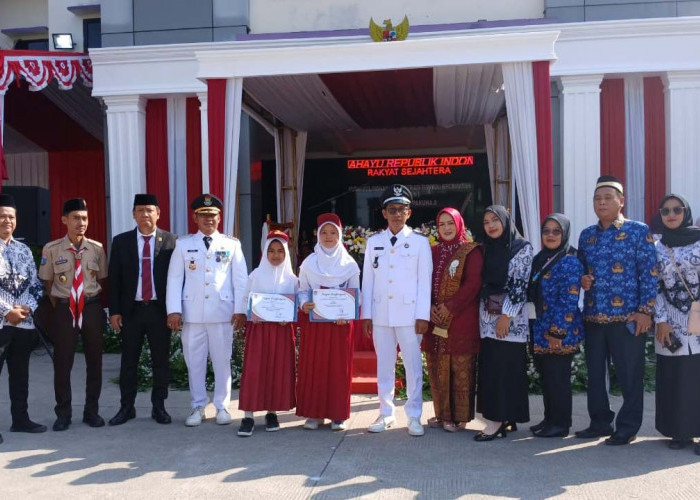 Nandya dan Davina  Terima Penghargaan