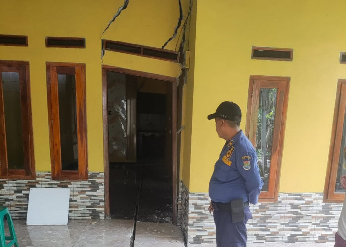 Pergeseran Tanah Lima Rumah Terancam Ambruk