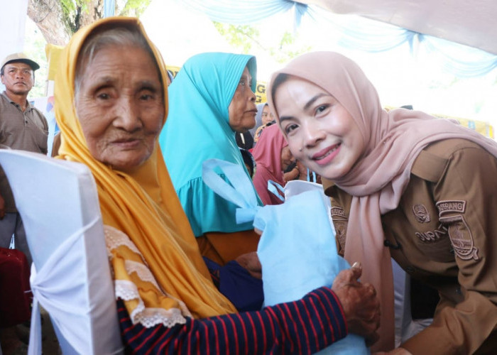 Zakiyah Langsung Bagikan Ratusan Paket Sembako