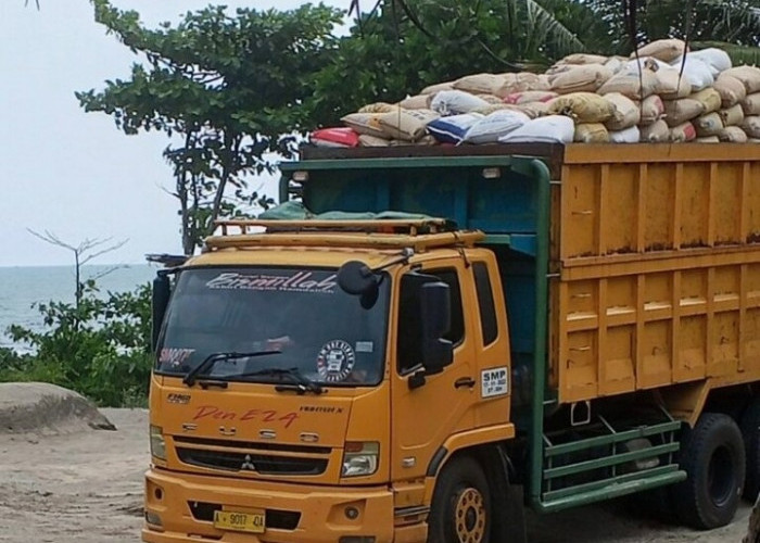Satpol PP Hentikan Pengangkutan Pasir Laut