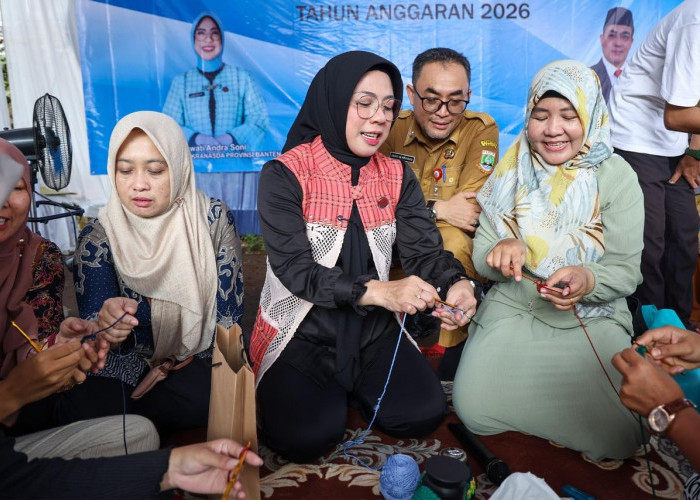 Perempuan dan Generasi Muda Dilatih Merajut