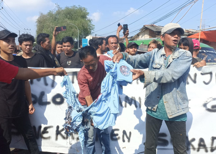 Warga Tolak Pembongkaran Diwarnai Aksi Pembakaran Kaos Budi-Agis 