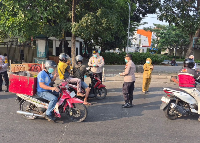 Tiga Pilar Kecamatan Pamulang Bagikan Masker Gratis