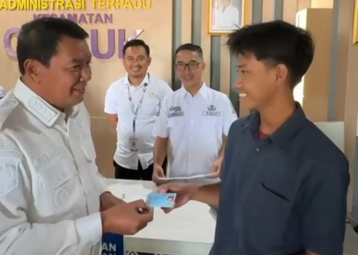 Sidak Layanan Adminduk di Kecamatan Cisauk, Bupati Maesyal Puji Layanan KTP-el Hanya 30 Menit