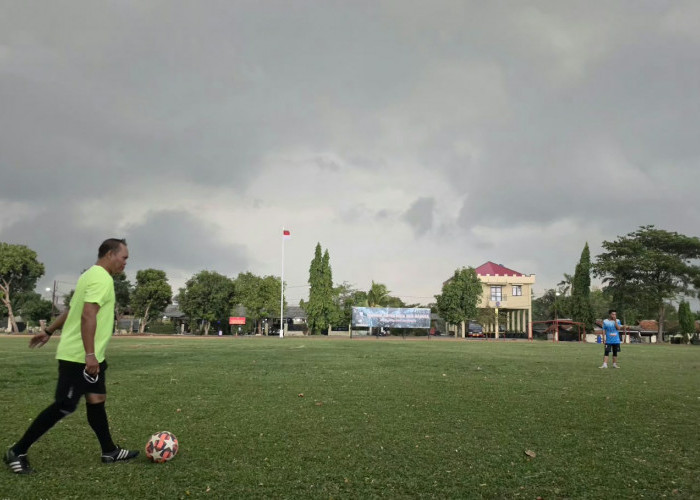 Hujan Turun, Musim Hujan Belum Tiba