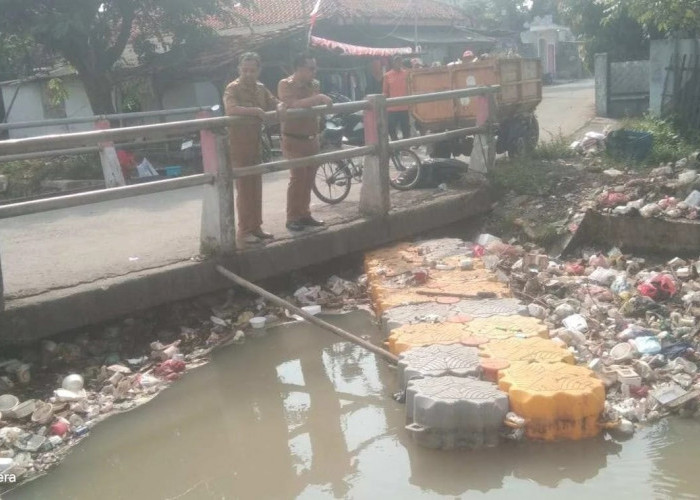 Camat Sukadiri dan DLHK Kolaborasi Bersihkan Kali Sipon di Jembatan Kebon Kelapa