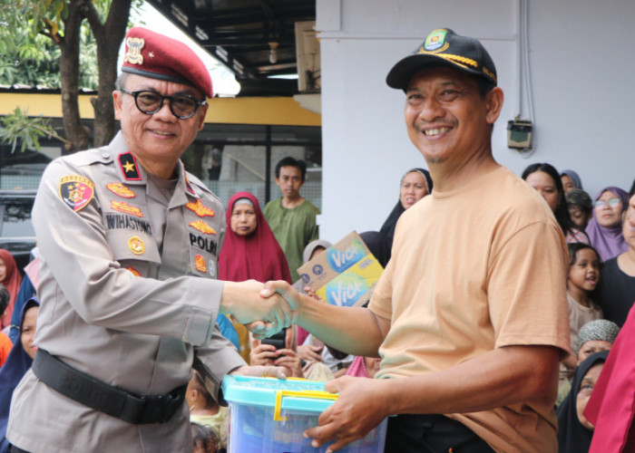  Mabes Polri Serahkan Ratusan Paket Sembako kepada Korban Banjir di Kota Tangerang