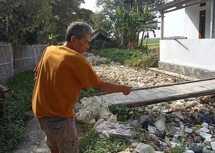 Sungai Sepanjang Satu Kilometer di Desa Susukan Dipenuhi Sampah