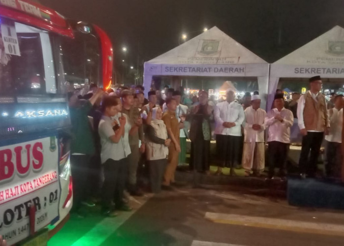 13 Calhaj Ilegal Digagalkan, Gubernur Banten Lepas Calhaj Kloter Pertama di Masjid Al Azhom